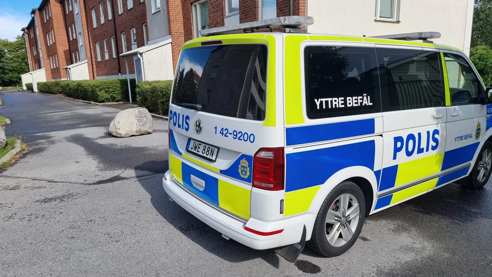 Polisen på plats i Hageby på fredagseftermiddagen.