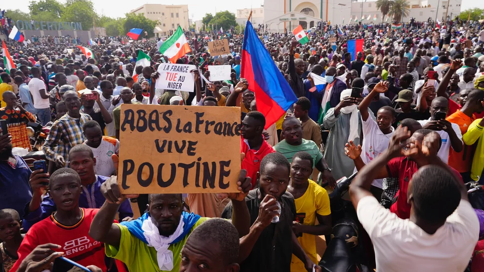Demonstranter med ryska flaggor under en marsch i Nigers huvudstad Niamey till stöd för de kuppmakare som i förra veckan tog makten i landet.