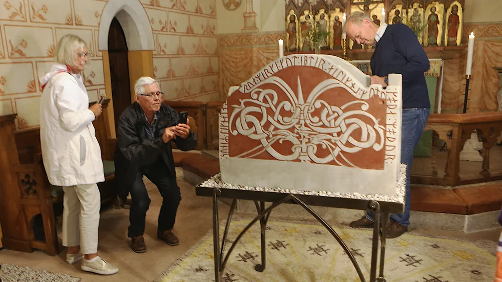 Det var fullsatt i kyrkan, och många var framme och fotograferade Ardrekistan under kvällen då kopian överlämnades till församlingen.