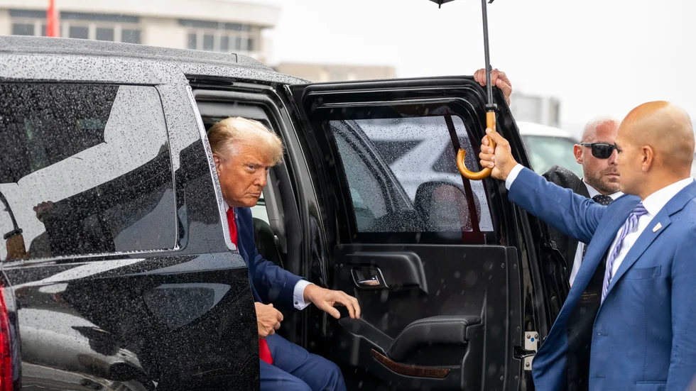 Expresident Donald Trump kliver ur sin bil för att prata med reportrar efter att ha framträtt i rätten på torsdagen.