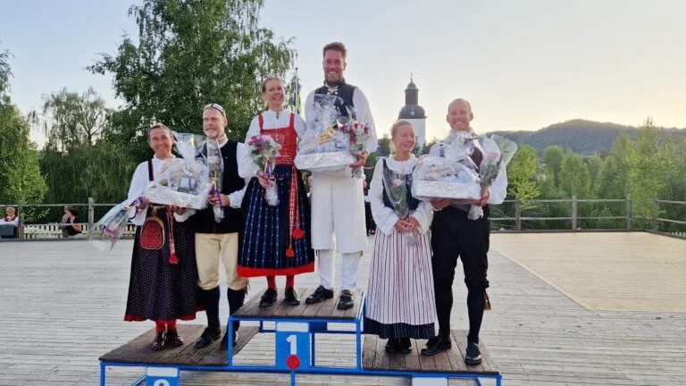 Karin Erhardsson och Mikael Eriksson överst på prispallen i Hälsingehambon.