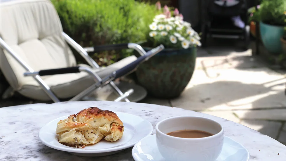 Mysig miljö för en fika i trädgården till Café Gula Huset 