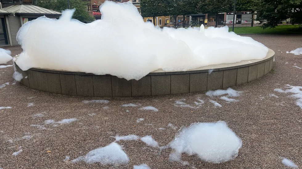 När stormen Hans drog in över Linköping verkar någon ha velat lätta upp stämningen.
