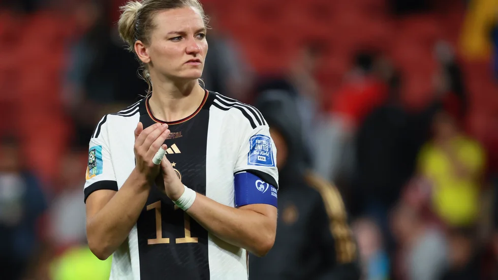 Tysklands Alexandra Popp deppig efter VM-fiaskot.