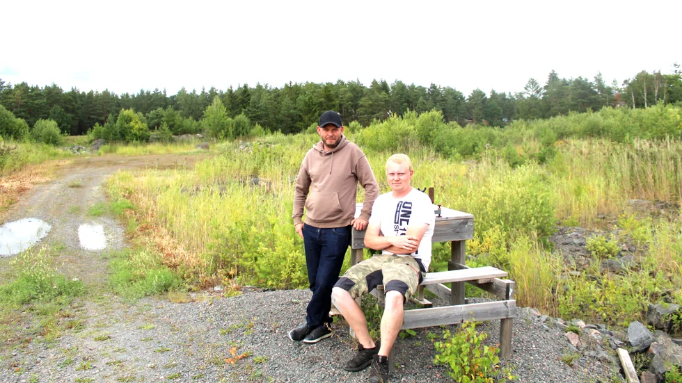 "Jakt har ju alltid förekommit på landet och man måste kunna provskjuta för att veta att bössan går rätt", säger jägarna Andreas Artursson och Ludwig Stendahl. I grusgropen vid Marviken har de skjutit många gånger och de gör det alltid med markägarens tillstånd.