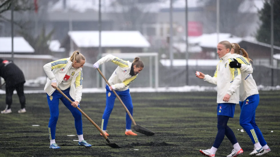 Filippa Angeldahl och Stina Blackstenius skottar planen inför torsdagens landslagsträning i Luzern.