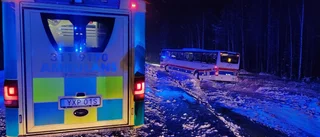 Buss körde av vägen utanför Älvsbyn – en person till sjukvård