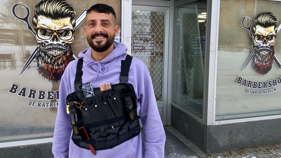 Som barberare har "Medo" verktyg som man normalt sett inte finner i en frisersalong, som specialmaskiner och rakknivar. Snart nyöppnar han sin salong vid Stortorget.