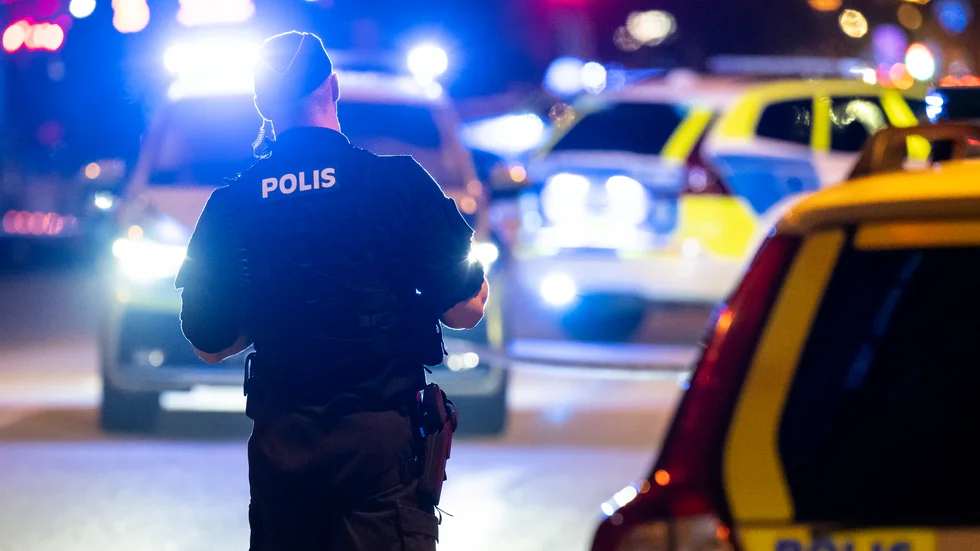 Det är framförallt män som är involverade i våldsvågen som skakar Sverige. Var är kvinnorna? frågar sig skribenten.