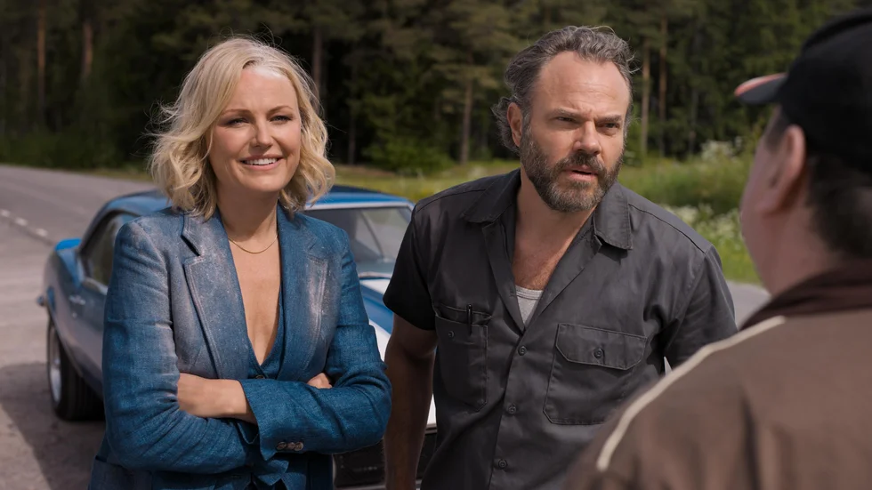 Före detta äkta paret Dennis (David Hellenius) och Tove (Malin Åkerman) ger sig ut på vägarna när dottern Hanna ställer upp i ett "Göta kanal"-aktigt bilrace.