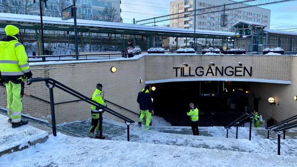 Under förmiddagen slutade värmeslingorna i de stora uppgångarna till och från Tillgången att fungera. 