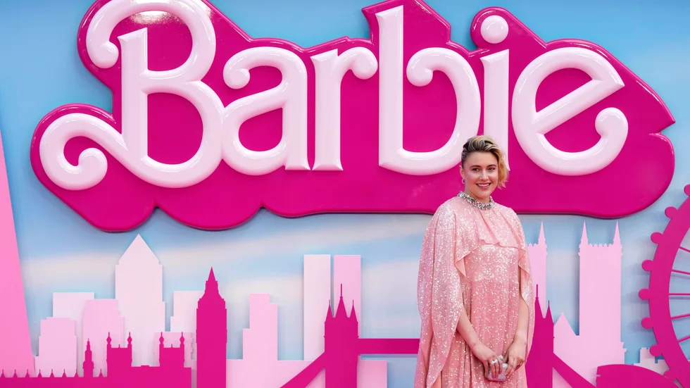 Greta Gerwig är 40 år. Hon är manusförfattare och skådespelare, och har regisserat tre långfilmer. "Barbie" som hade premiär 21 juli är den mest inkomstbringande filmen av en kvinnlig regissör hittills. 