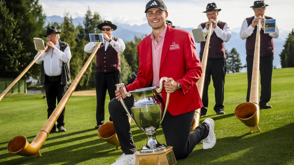 Ludvig Åberg med segerbucklan efter förra veckans seger på Europatouren på Crans-sur-Sierre GC i Schweiz, svenskens första som proffs.
