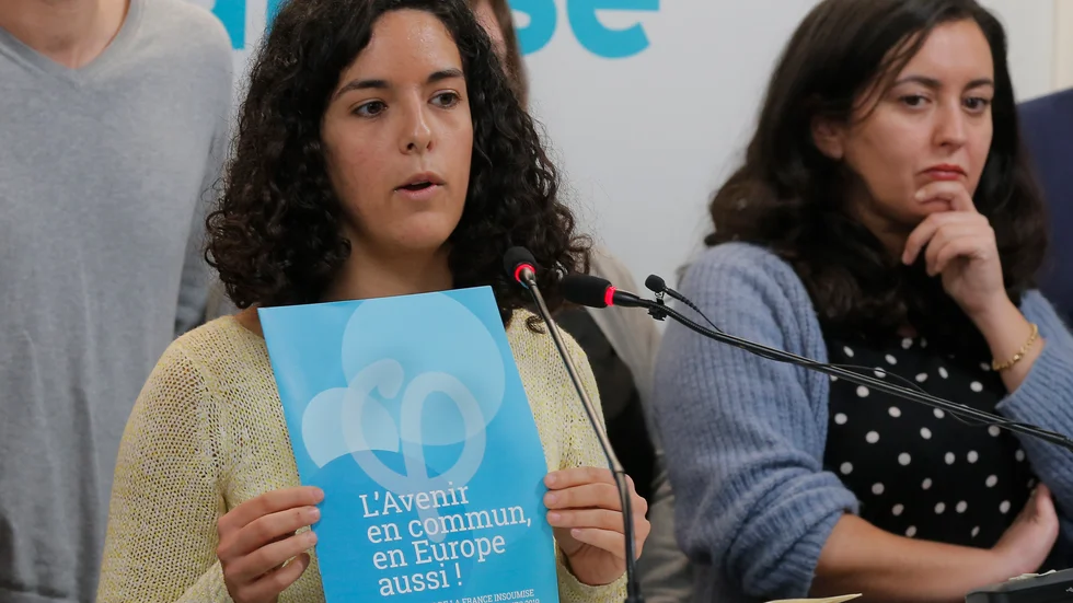 Franska Manon Aubry (till vänster) är gruppledare för EU-parlamentets vänsterledamöter och tillhör kritikerna mot det svenska förslaget om anmälningsplikt. Arkivfoto.