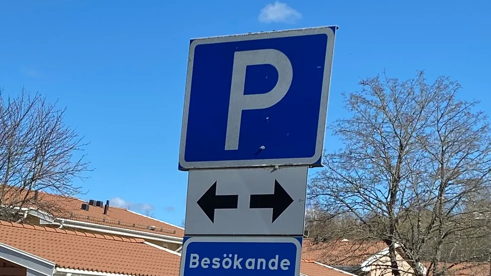 Skribenten tycker att man ska respektera att parkeringen är till för besökande.