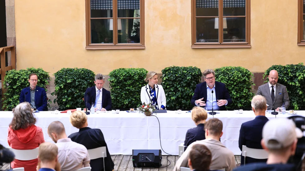 Skribenten tycker att regeringen tar från fattiga och ger till rika.