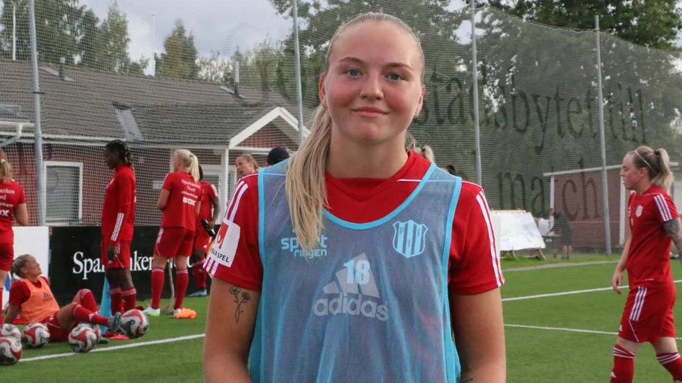 Selma Åström skrev kontrakt med Piteå IF i juli och tränar med laget men fortsätter spela matcher med Luleå Fotboll i division 1. 