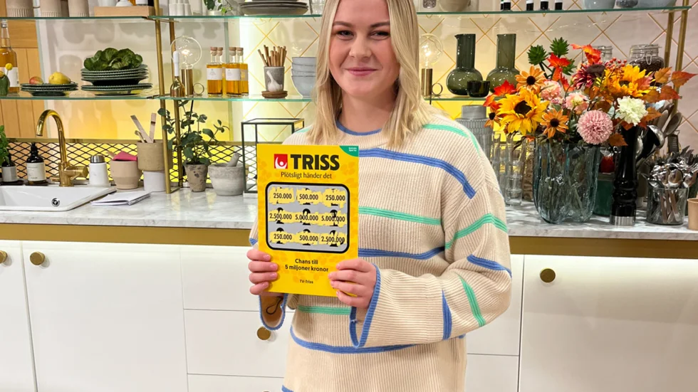Vid ett arbetspass på Pressbyrån i Gnesta sålde Fanny Karlsson en Triss med en tv-vinst till en stamkund. Under onsdagen gästade hon TV4:s Nyhetsmorgon och skrapade där fram en vinst på 250 000 kronor, för kundens räkning.