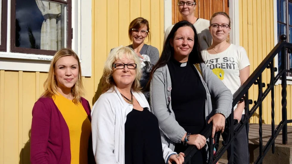 Josefine Lindström, Carola Bohlin-Ilar, Sophie Bergstrand, Susanne Angelöf, Maria Lindblom Björn och Ida Bonnevier ordnar loppis med byfest i Tjällmo på lördag.