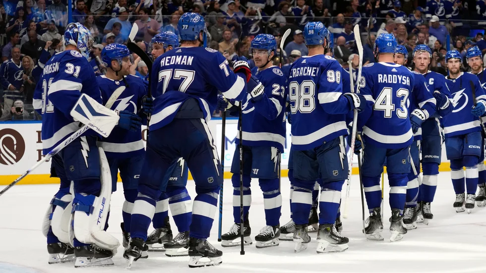 Tampa Bays svenske målvakt Jonas Johansson (nummer 31) firar med lagkamraterna efter 5–3-vinsten mot Nashville i NHL-premiären.
