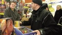 Hos Färg och Tapet i Västervik var kommersen stor vid fyrverkeridisken under måndagen. Butiksinnehavaren Peter Glennfalk har här just sålt diverse fyrverkeripjäser till Stefan Karlén. Foto: ANDERS LILJEGREN