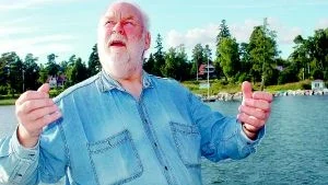 Storväxt.  Pressfotografen Staffan Johansson har vittjat vattnen kring Källvik sedan barnsben. Han har garanterat armar som räcker till för att tala om hur stora fiskar han fått. Foto: Ingemar Peterson