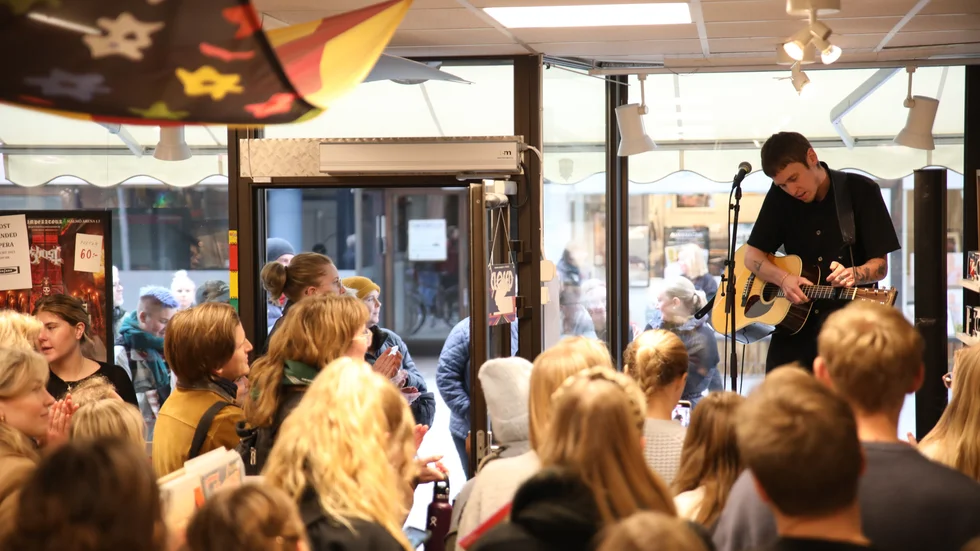 "Vi spelade in alla låtar på två dagar typ, sen jobbade vi med dem i ett och ett halvt år", säger Thomas Stenström om senaste skivan "Superlativ 97".