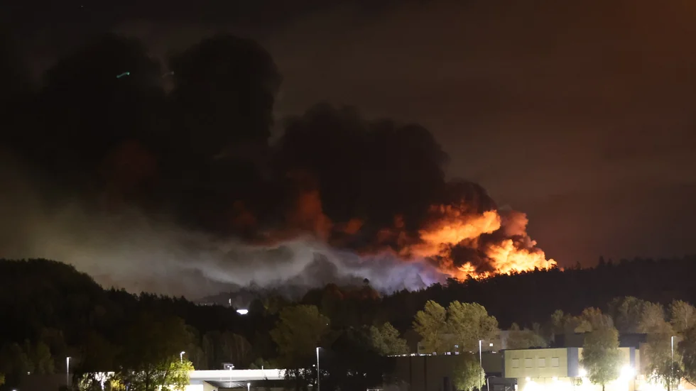 En kraftig brand rasar i en stor industrilokal i Tumba i Botkyrka söder om Stockholm. Polisen misstänker att branden är anlagd.