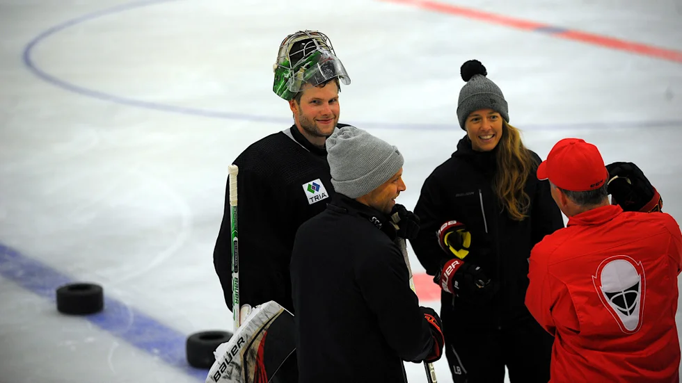 NHL-målvakten Filip Gustavsson under ett träningspass i Luleå med Gusten Törnqvist, Linda Blomquist och Minnesota Wilds målvaktstränare Frederic Chabot. 