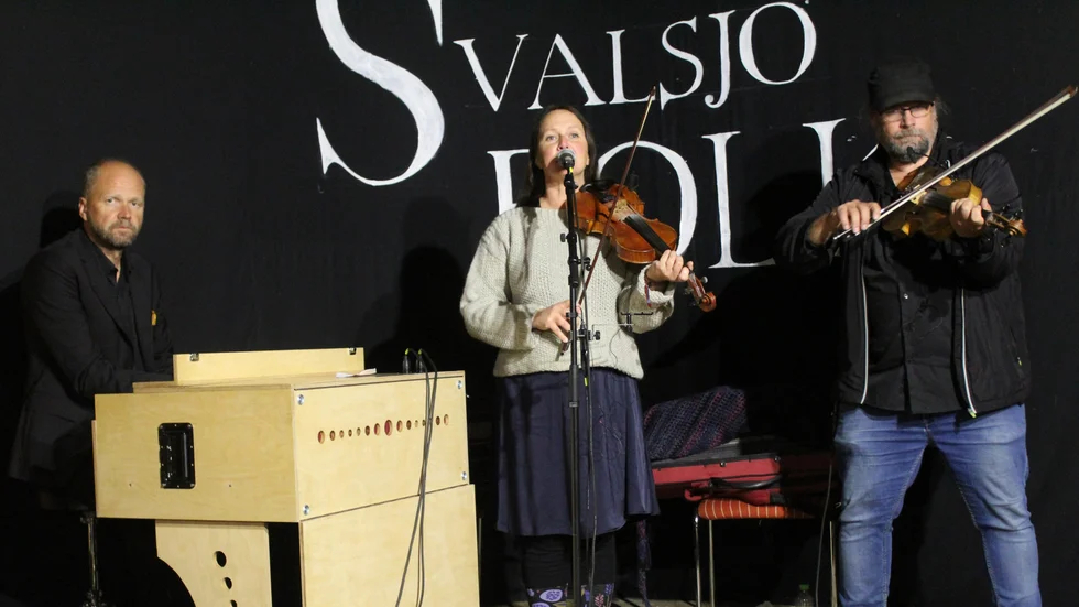 Lustfyllt mörkt blir det när Triakel från Östersund spelar jämtländska skillingtryck. 