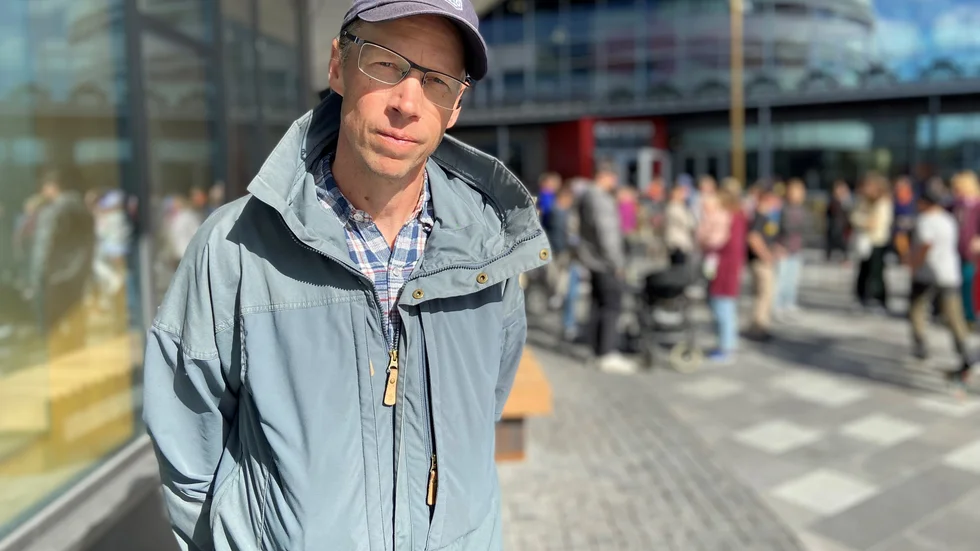 LKAB:s presschef stod bland besökarna och lyssnade till manifestationen. 