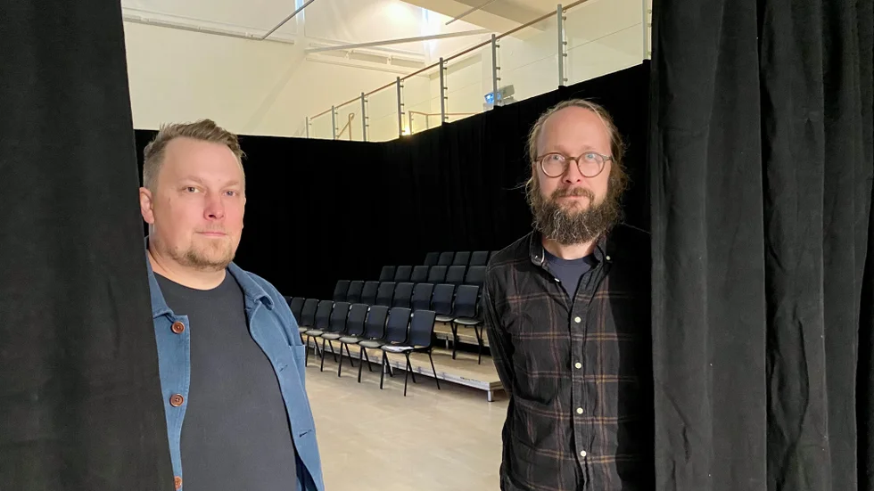 Konstnären Calle Holck och Gustav Person vid Katrineholms konsthall hälsar publiken välkommen till en minifestival för konstfilm som pågår 26 augusti till  2 september.