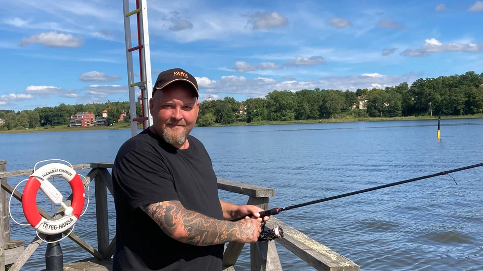 Thomas Jansson berättar om välkända fiskeställen i Strängnäs. "Tyvärr är det riktigt sönderfiskat runt stora Rullingen", säger han.