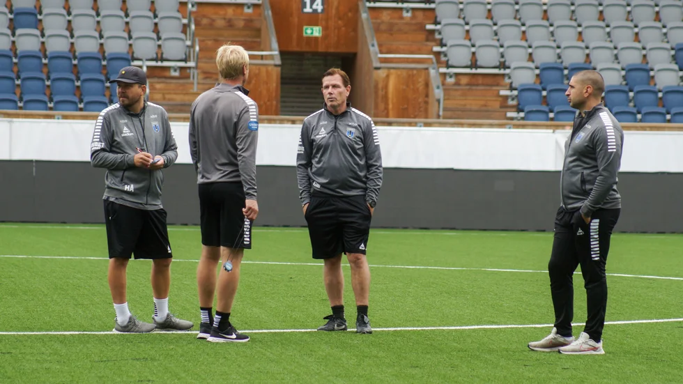 Christer Mattiasson med tränarstaben under tisdagens träning.