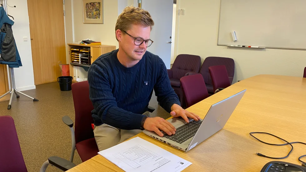 Utbildningsrådet Mikael Wallin berättar om olika åtgärder, som ska göras för att minska kostnaderna.