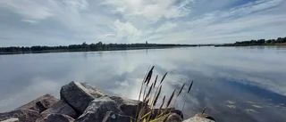 Spegelblanka Torneälven glänste i solen