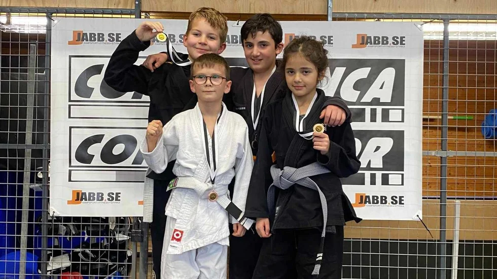Duktiga kampsportare från Nyköpings Bushidoförening, från vänster: Ossian Sjödelius, Parsa Behrooz, Walter Wälikangas och Alisa Behrooz.
