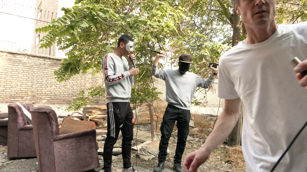 Rappare i Teheran, maskerade för att undvika att bli gripna, ses i filmen "You can't show my face" som gjorts tillsammans med Knutte Wester, konstnär och filmskapare som föreläser på Bok & Bild i Luleå.  