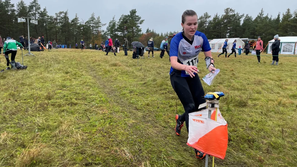 Damsegraren Signe Nilsson springer i mål.