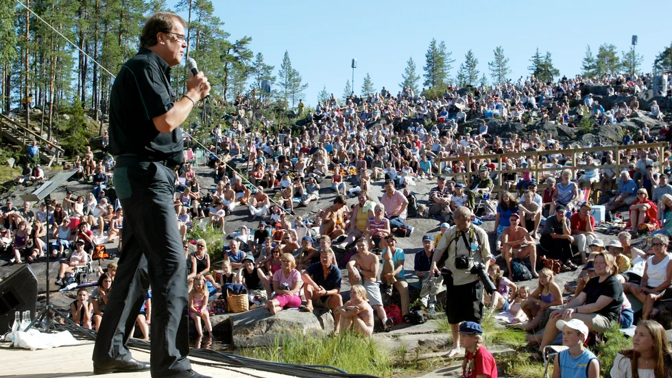 Under många år  uppträdde Lasse Berghagen i Storforsen. Denna bild är från 2002.
