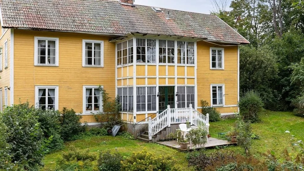1800-talsvillan i Runhällen, Heby kommun, fortsätter att toppa Hemnet. Men många backar under första visningen.