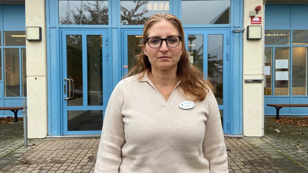 Charlotte Waltersson Fredin, rektor på Karinslundsskolan, vill se att de trasiga rutorna åtgärdas snarast. 
