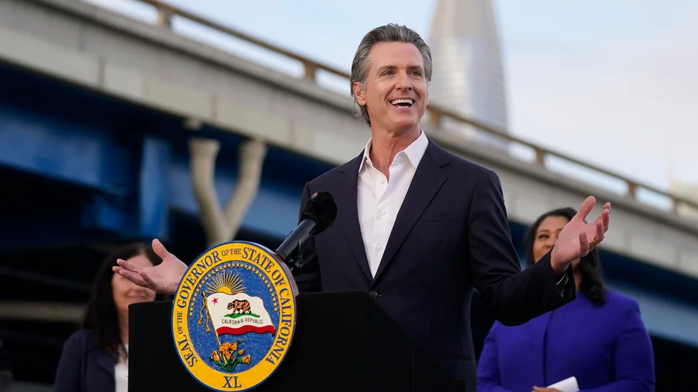 Kaliforniens guvernör Gavin Newsom kandiderar i "smyg" för Demokraterna utifall att Joe Biden inte orkar att ställa upp. Enligt undersökningar så skulle "vilken demokrat som helst utom Biden vinna mot Trump. 