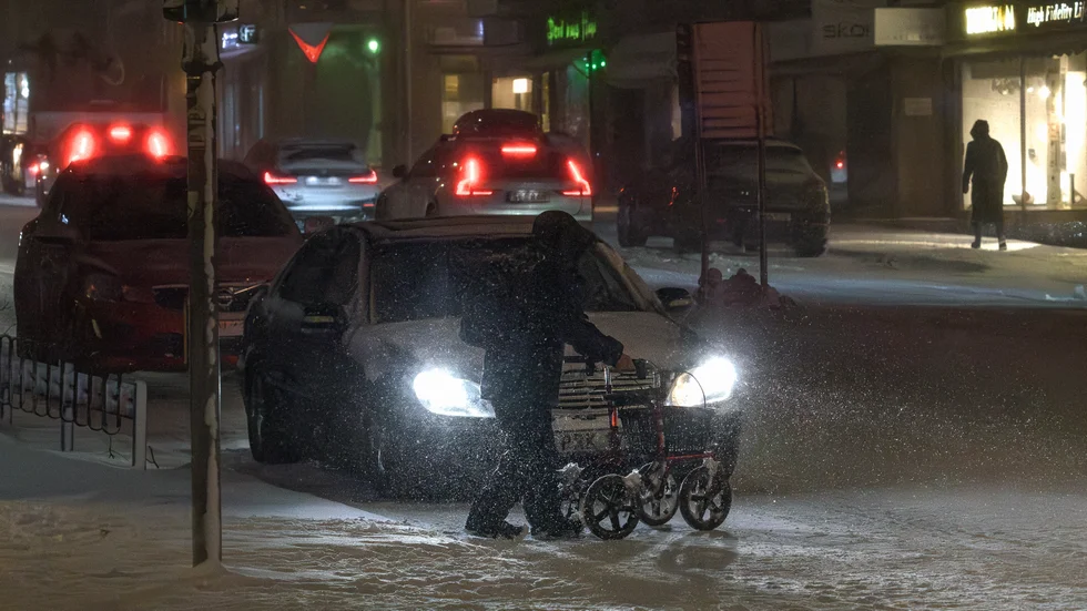 Hårt väder i Luleå får "lågavlönad pensionär" att fundera på karriärbyte.