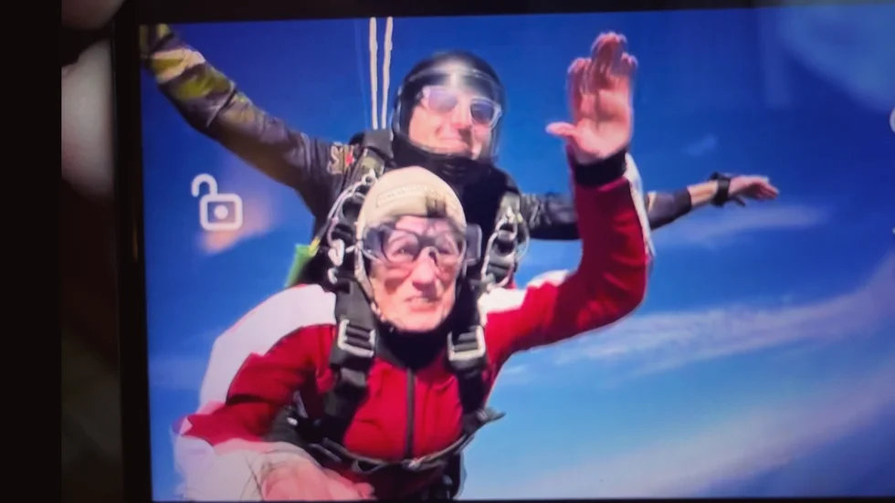 
Hannelore Kleinau visar en kort video på sitt tandemhopp. 