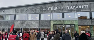 Krisbudgeten klubbas – facken höll tyst minut för massvarslen