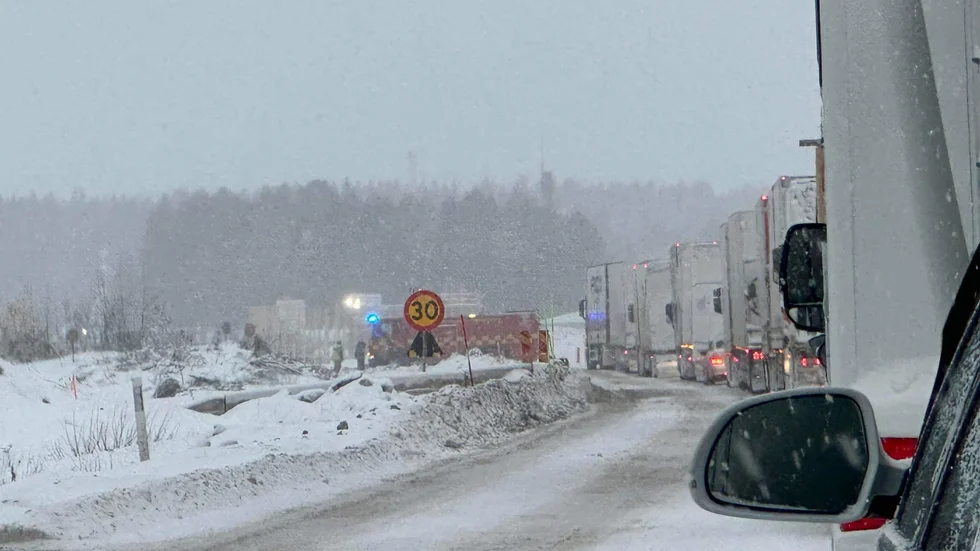 There are long queues on the E4, around Sikeå, due to two accidents.