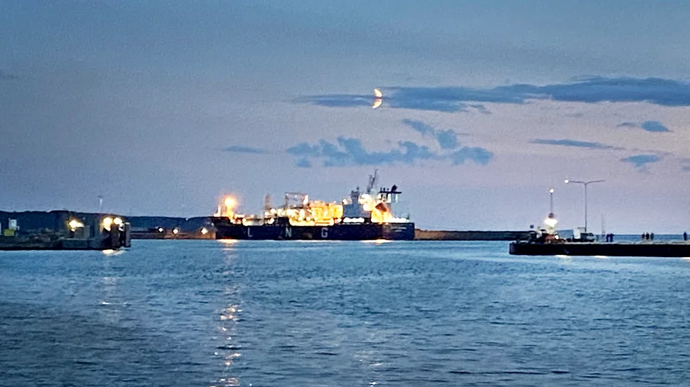 Avenir LNG får inte ha igång kompressorn till kylsystemet när de ligger vid kaj i Visby hamn. 