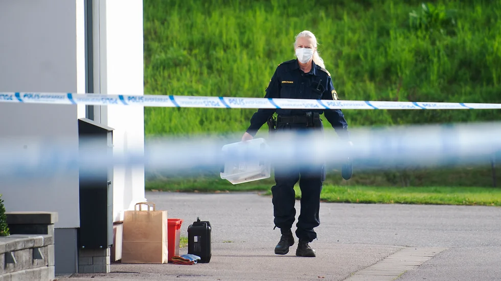 Polisen undersöker brottsplatsen i Högbrunn där en bomb smällde av tidigare i år. Nu liknar insändarskribenten Haiti med Sverige. Arkivbild
