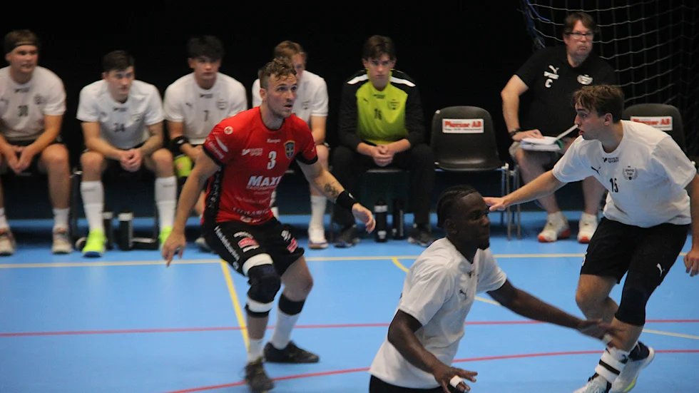 Elliott Ryderdahl i Svenska cupen hemma tidigt på höstsäsongen. Han spelade med knäskydd, men veckan före seriestart gick det inte längre och en ny operation väntade.